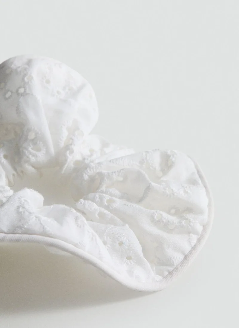 مانجو سكرانشي بنقشة الزهور بتفاصيل مفتوحة